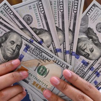 الدولار يقفز 14 قرشًا أمام الجنيه ويستقر مساءً عند 48.56 جنيه بالبنوك