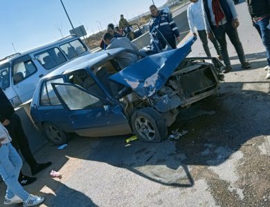 حادث تصادم سيارة بعمود إنارة على طريق الروبيكي