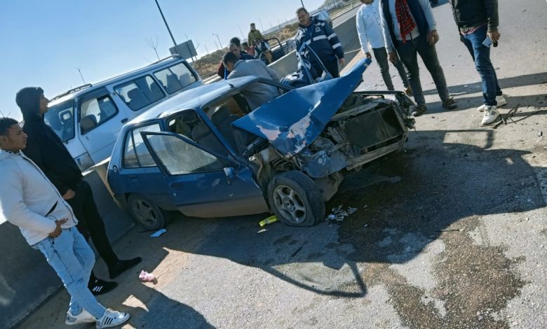 حادث تصادم سيارة بعمود إنارة على طريق الروبيكي