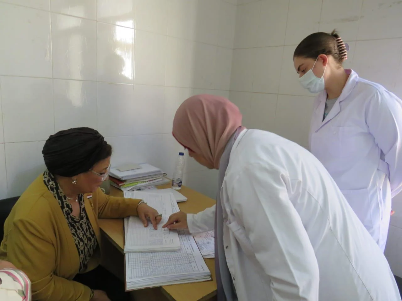 نائب وزير الصحة والسكان تقوم بزيارة مستشفى العامرية والمركز الصحي في برج العرب