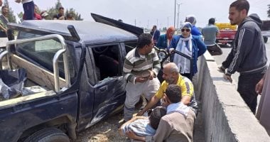 تعرض سائق واثنان من العمال لإصابات نتيجة حادث تصادم