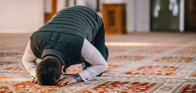 أوضح دار الإفتاء أن الصلاة تبقى واجبة على اي المسلم