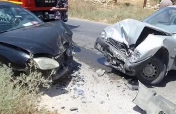 أصيب خمسة أفراد في حادث تصادم بين سيارتين خاصتين على المحور