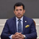 أشرف صبحى يزور اللاعب إبراهيم شيكا في المستشفى