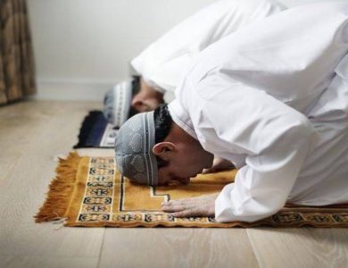 أوضح دار الإفتاء أن الصلاة تبقى واجبة على اي المسلم