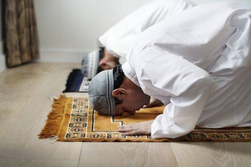 أوضح دار الإفتاء أن الصلاة تبقى واجبة على اي المسلم