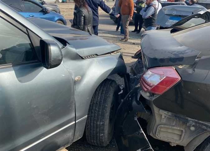 أصيب خمسة أفراد في حادث تصادم بين سيارتين خاصتين على المحور