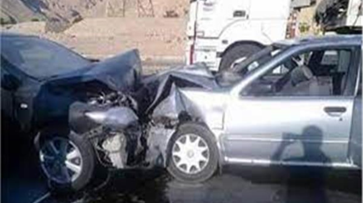 أصيب أربعة أشخاص جراء حادث تصادم بين سيارتين