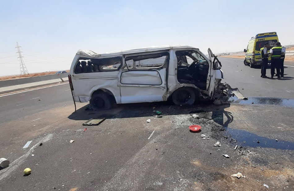 اصابة خمسة أشخاص نتيجة حادث انقلاب ميكروباص