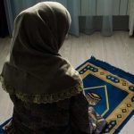 دار الافتاء تجيب عن حكم صلاة المرأة بالبنطلون الضيق