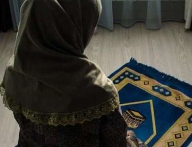 دار الافتاء تجيب عن حكم صلاة المرأة بالبنطلون الضيق