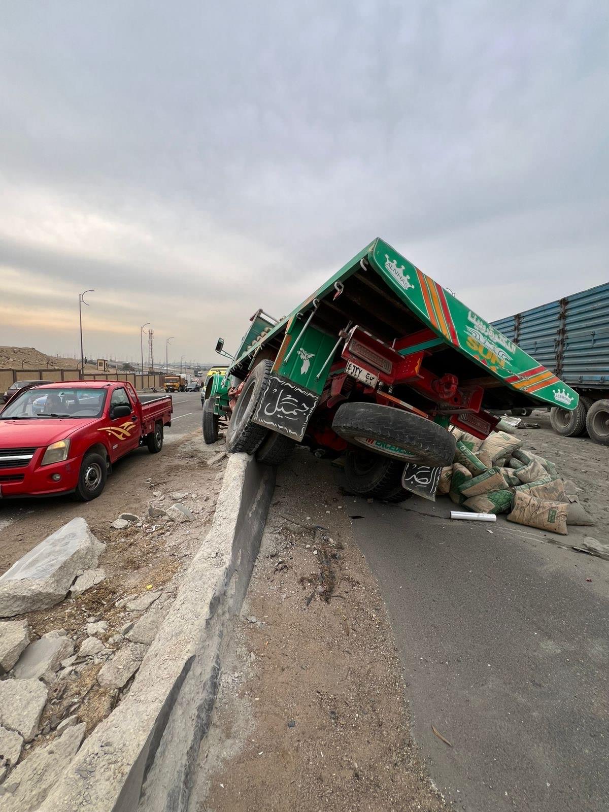 تفاصيل حادث اصطدام مجموعة من السيارات على الطريق الأوسطي