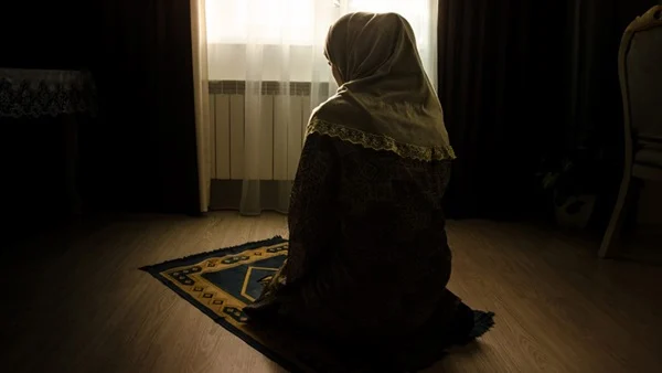 دار الافتاء تجيب عن حكم صلاة المرأة بالبنطلون الضيق