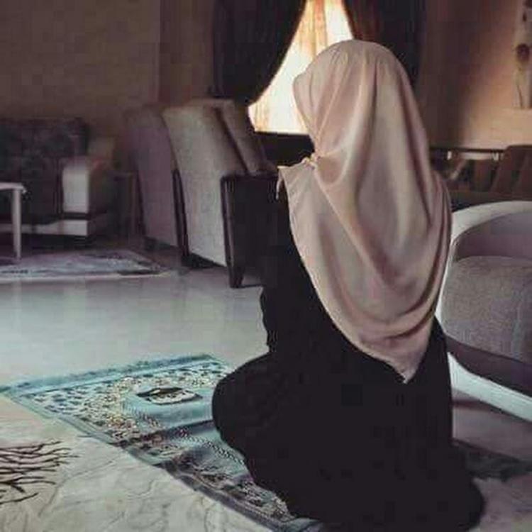 حكم صلاة المرأة بالبنطلون