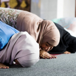 حكم صلاة المرأة بالبنطلون
