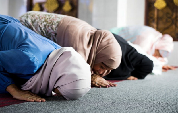 حكم صلاة المرأة بالبنطلون