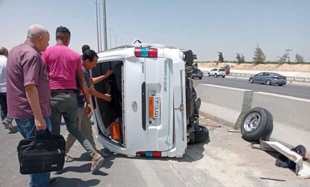 اصابة خمسة أشخاص نتيجة حادث انقلاب ميكروباص