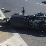توفي شخص وأصيب اثنان آخران بعد انقلاب دراجة نارية على محور
