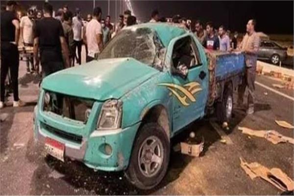 أصيب ثلاثة أفراد جراء حادث انقلاب سيارة ربع نقل