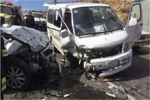 تعرض 10 أفراد للإصابة نتيجة تصادم سيارتين على الطريق في منطقة الصف