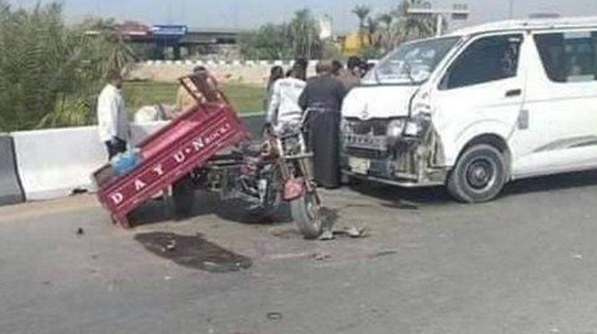 توفي شخصان نتيجة حادث سير مأسوي نجم عن تصادم بين سيارة ميكروباص وتروسيكل
