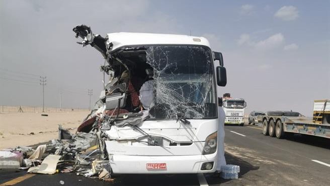 توفي شخصان وأصيب اثنان آخران نتيجة اصطدامهم بأتوبيس