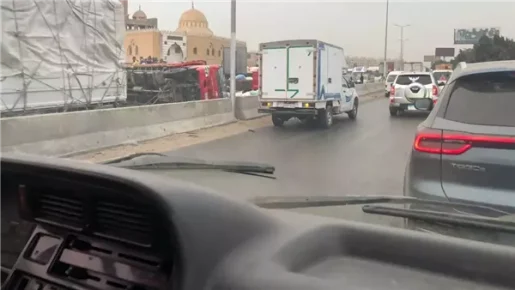 حادث انقلاب سيارة نقل على طريق القاهرة