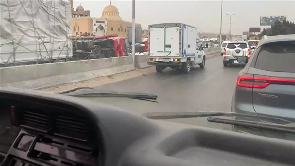 حادث انقلاب سيارة نقل على طريق القاهرة