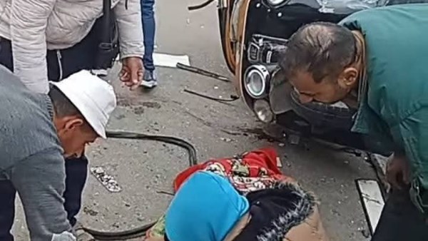 أصيب ثلاثة أفراد جراء حادث انقلاب سيارة ربع نقل
