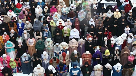 الإفتاء تبين حكم خروج المرأة لأداء صلاة العيد والسنن المعروفة المرتبطة بها