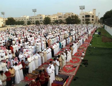الإفتاء تبين حكم خروج المرأة لأداء صلاة العيد والسنن المعروفة المرتبطة بها