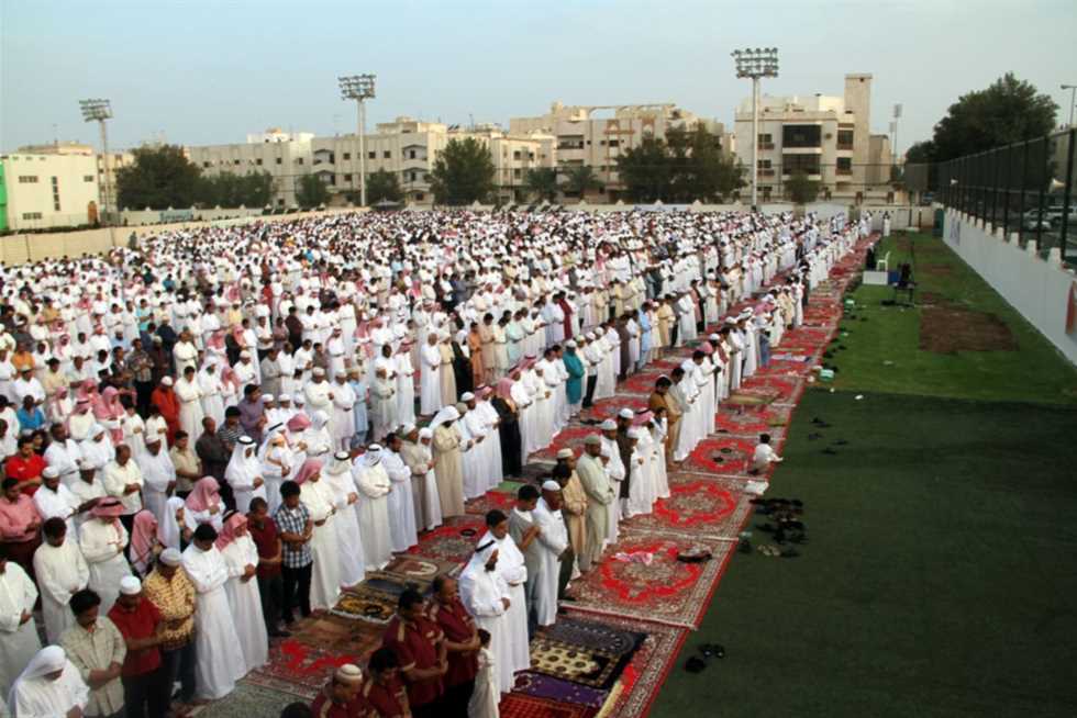 الإفتاء تبين حكم خروج المرأة لأداء صلاة العيد والسنن المعروفة المرتبطة بها