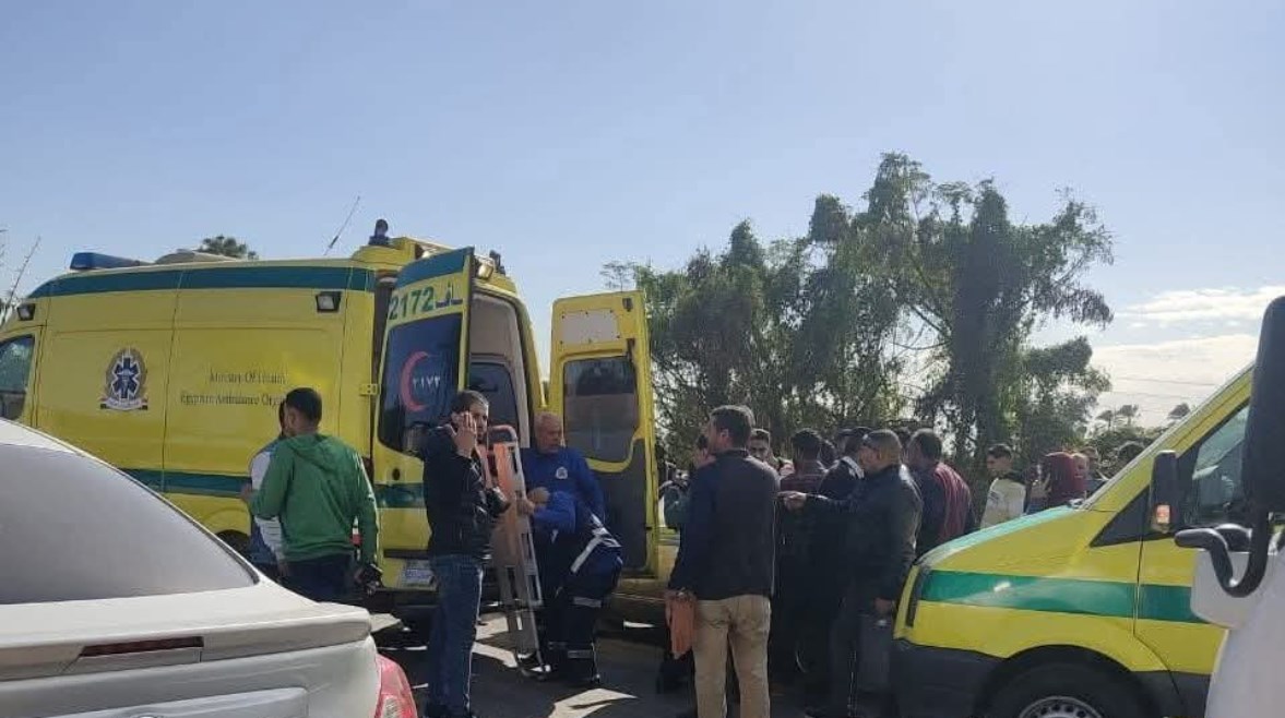 فاة شخص وإصابة 12 آخرين في انقلاب سيارة ميكروباص