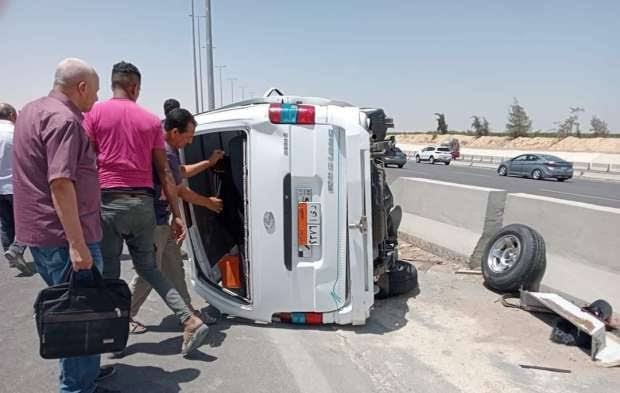أُصيب 22 عاملاً وعاملة في حادث انقلاب سيارة ميكروباص على طريق أسيوط الصحراوي