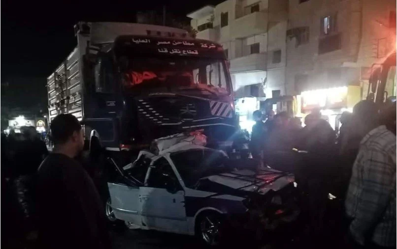 حادث تصادم بين سيارة خاصة وشاحنة في قنا