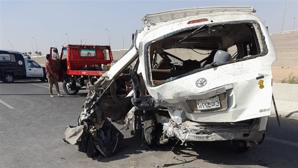 وفاة شخص وإصابة 12 آخرين في انقلاب سيارة ميكروباص