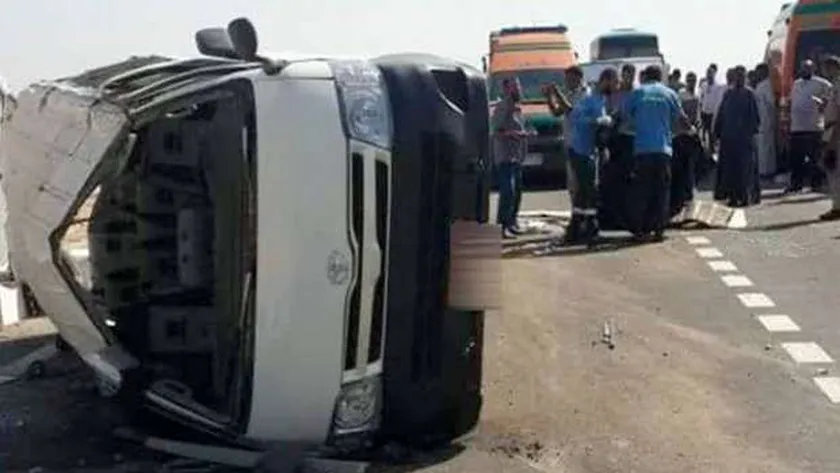 أصيب تسعة أشخاص جراء انقلاب سيارة ميكروباص على طريق القطامية