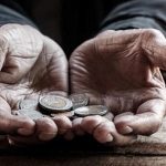 دار الإفتاء توضح.. هل يتحمل الشخص الذي يمنع الصدقة عن المتسولين في الشارع إثمًا؟