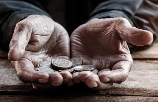 دار الإفتاء توضح.. هل يتحمل الشخص الذي يمنع الصدقة عن المتسولين في الشارع إثمًا؟