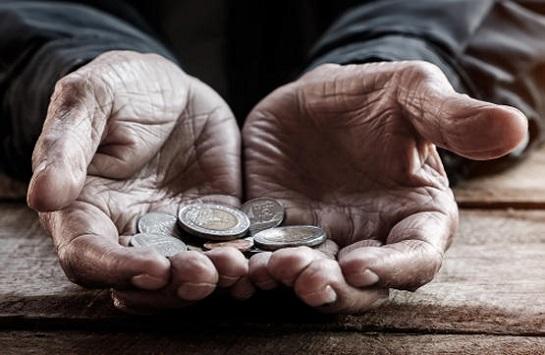دار الإفتاء توضح.. هل يتحمل الشخص الذي يمنع الصدقة عن المتسولين في الشارع إثمًا؟