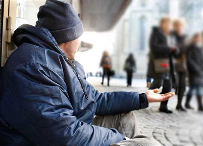 دار الإفتاء توضح.. هل يتحمل الشخص الذي يمنع الصدقة عن المتسولين في الشارع إثمًا؟