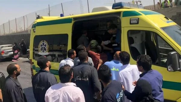 تعرض 10 أشخاص لإصابات إثر انقلاب ميكروباص أمام "هايبر وان"