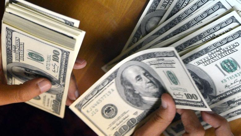 انخفاض سعر الدولار مقابل الجنيه خلال تعاملات اليوم