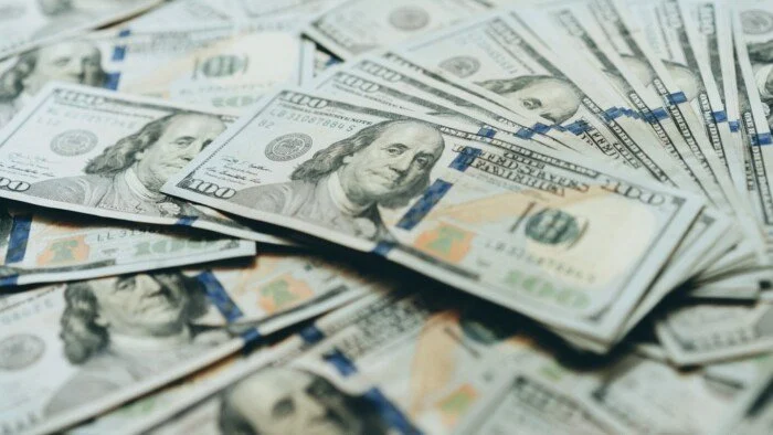 انخفاض سعر الدولار مقابل الجنيه خلال تعاملات اليوم