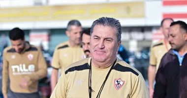 جوزيه بيسيرو يعقد اجتماعًا مع اللاعبين قبل بدء تدريب اليوم