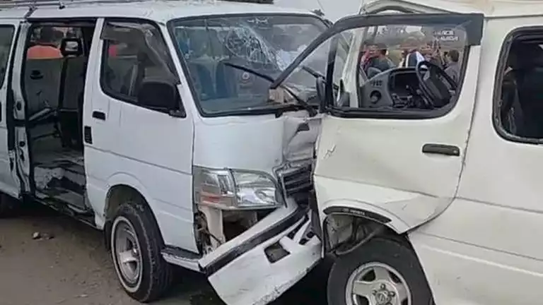مصرع فتاة وأُصيبت أخرى جراء صدمهما بسيارة ميكروباص