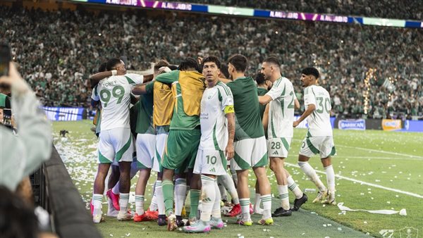 يهنئ الأهلي فريق الأهلي السعودي بمناسبة فوزه بلقب دوري أبطال آسيا للمرة الأولى