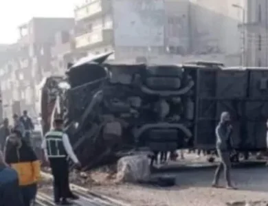 حادث تصادم بين قطار وشاحنة قلاب تحمل مواد خام بلاستيكية في القليوبية