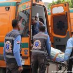شخص دهسته سيارة أثناء عبوره الطريق في منطقة الهرم