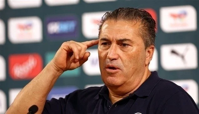 جوزيه بيسيرو يعقد اجتماعًا مع اللاعبين قبل بدء تدريب اليوم